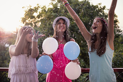 阳台上的夏日女孩聚会图片下载