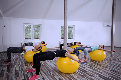 用普拉提来瞄准每一个肌肉群图片下载