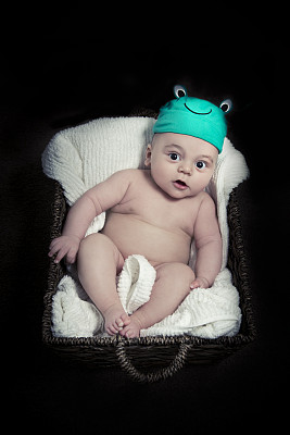 裸男坐在篮子里图片下载