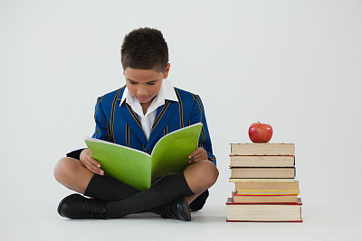 在白色背景下学习的男生图片下载
