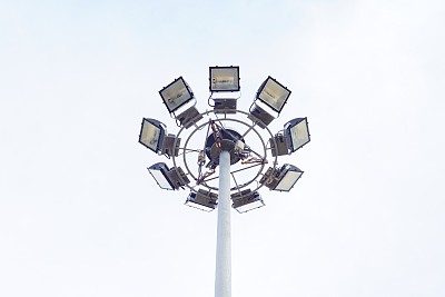 聚光灯被蓝天包围图片下载