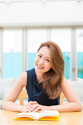 看书的女人图片下载