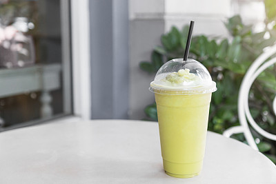 塑料杯里的绿茶抹茶冰沙。图片下载