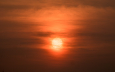 模糊的热带日落海滩与散景太阳光波抽象背景。仿空间的户外暑假和旅游探险概念。复古色调滤色风格。图片下载