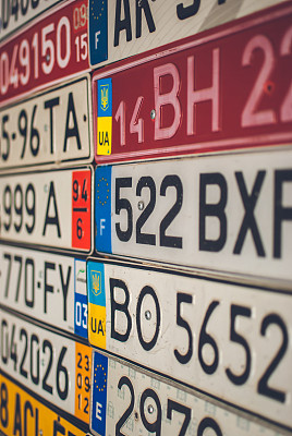 收集来自不同国家的欧洲车牌。图片下载