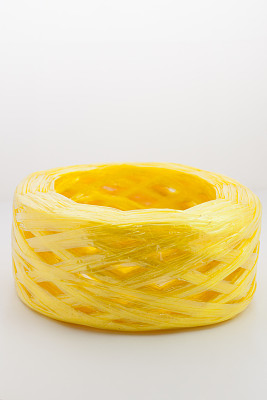 白色背景上的塑料绳线圈图片下载