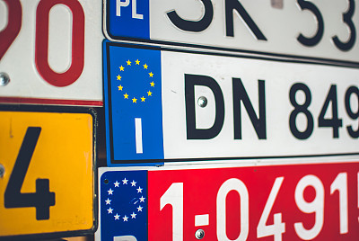 收集来自不同国家的欧洲车牌。图片下载