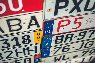 收集来自不同国家的欧洲车牌。图片下载