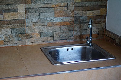 结冰的水龙头上有冰柱图片下载