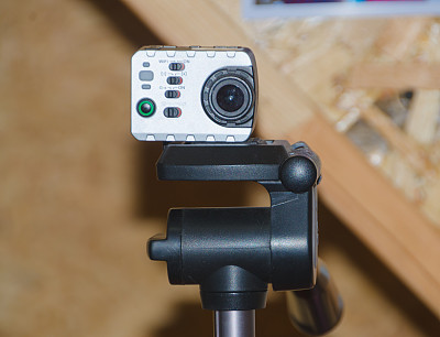 三脚架上的摄像机向房间里拍摄图片下载