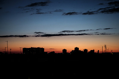 城市剪影，城市天际线和日落/日出。图片下载