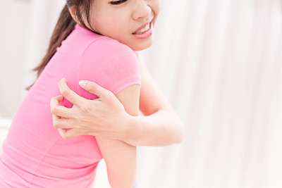 皮肤发痒的女人素材图片