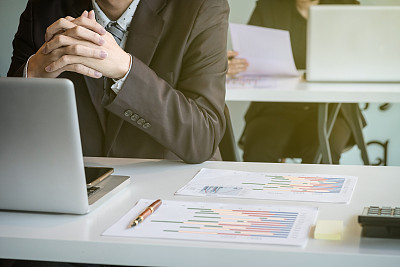 团队共同办公流程。照片年轻的商业团队与新的启动项目。项目经理在窗口附近开会。分析计划,论文。图片下载