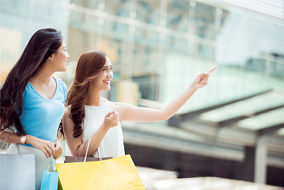 亚洲女性正在购物中心素材图片