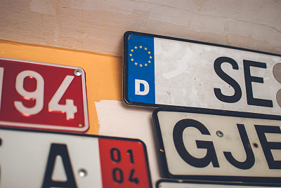 收集来自不同国家的欧洲车牌。图片下载