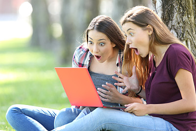 惊奇的青少年在网上寻找机会图片下载