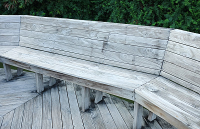 凉亭中的木凳。图片下载