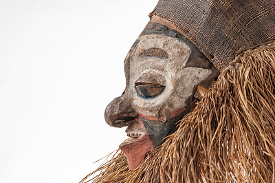 用绳子模拟头发的手工非洲面具。人类的脸。孤立在白色背景上。图片下载