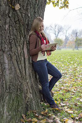 年轻女子服用药片图片下载