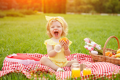 草地上有苹果的快乐孩子图片下载