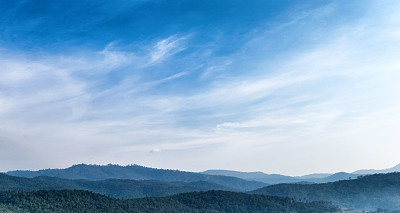 山的景色与蓝天和天空中漂浮的云彩美丽地排列在一起。山地景观景观与复制空间。图片下载