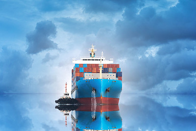 国际集装箱货轮的物流运输与港口吊车桥在海港的黄昏天空为物流进出口背景和运输行业图片下载