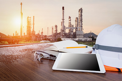 在炼油工业业务工厂工作的工作台工程师，使用药片和工具图片下载