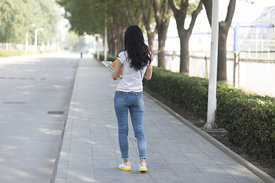 女学生在校园里的大街上图片下载