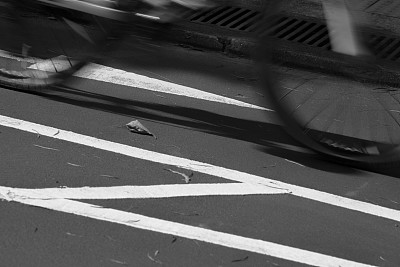 模糊的车手剪影和影子图片下载