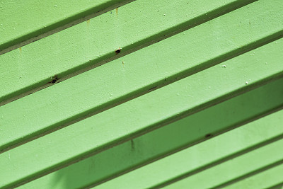 漆成绿色的钢天花板图片下载