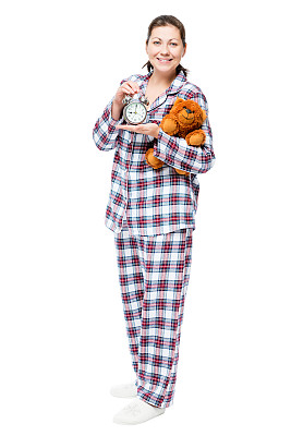 穿着长睡衣的快乐女人，白色背景上有一个闹钟和玩具图片下载