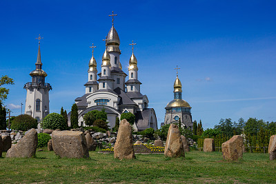 白色教堂与穹顶在蓝天的背景图片下载