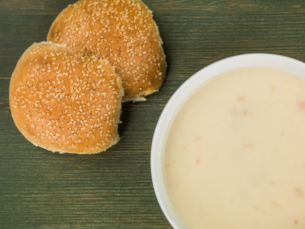 奶油鸡汤配面包卷图片下载