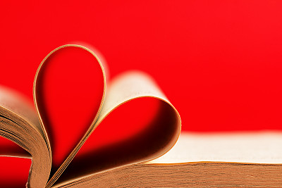 浪漫的心形页书/红色背景图片下载