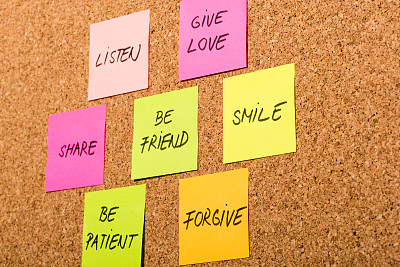 在彩色的便利贴上做善良的朋友图片下载