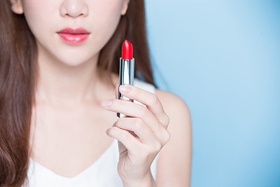 美女拿口红素材图片