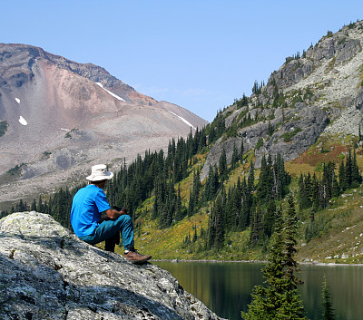 欣赏风景的徒步旅行者图片下载