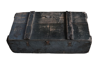 旧的方形木箱，盖子封闭和孤立的白色背景与裁剪路径。图片下载