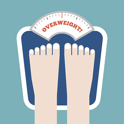 在体重秤上测量光脚的人图片下载