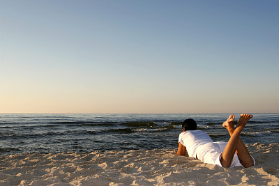 海滩上放松图片下载