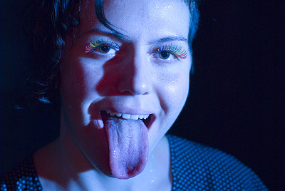 狂欢作乐的人女孩图片下载