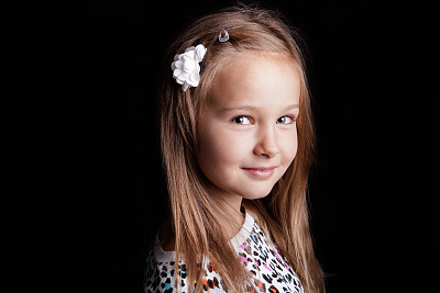 金发碧眼的小女生图片下载