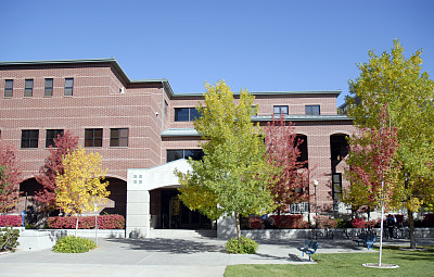 大学在秋天图片下载