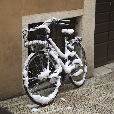 雪的自行车图片下载