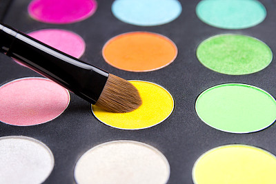 化妆刷和彩色眼影在黑色近距离图片下载
