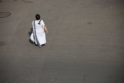 中年妇女，穿着传统的北印度服装，正在过马路图片下载