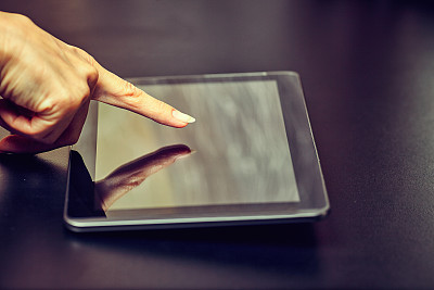 网站设计师工作数字平板电脑。图片下载