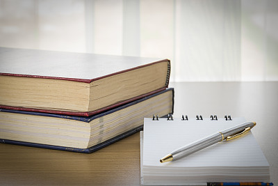 把笔放在记事本上打开空白页图片下载