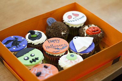 万圣节的美味蛋糕。僵尸，女巫，鬼魂，南瓜，坟墓。图片下载