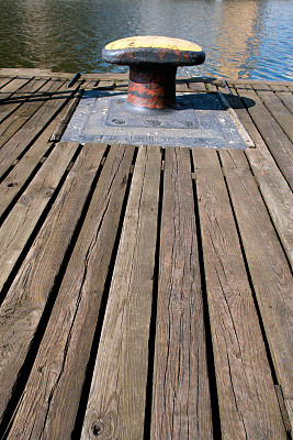 湖面码头高角度视图图片下载